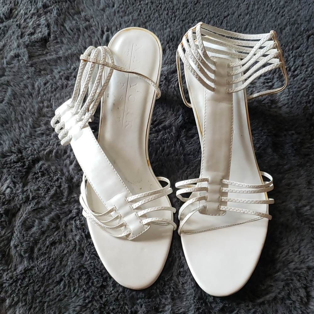 NEW YORK TRANSIT heels shiny white